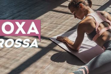 Mulher treinando pernas com foco em coxas grossas e definidas, curso BTFIT