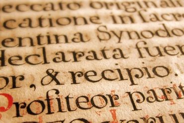 Estudante focado estudando Latim com o curso da Universidade São Jerônimo