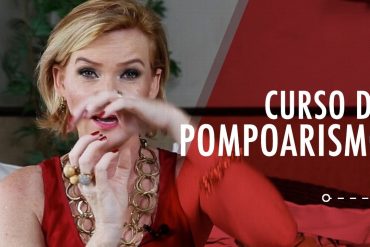 Mulher sorrindo praticando ginástica íntima com bola de Kegel, curso de Cátia Damasceno