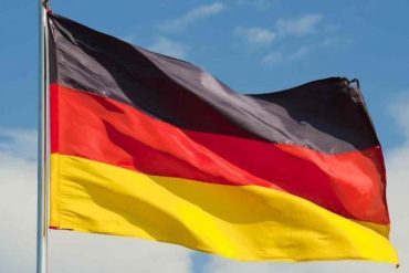 Capa do curso de Alemão A2 com Julia Krist em formato de livro digital e ícones de aprendizado.