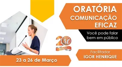 Homem confiante falando em público com microfone, expressando forte oratória.