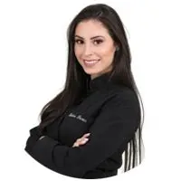 Barbara Bruna, expert em Tráfego de Plataforma, ensinando em um curso online.