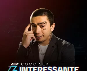 Estudante assistindo curso de marketing digital de Whindersson Nunes para aprender sobre viralização e conversão online.